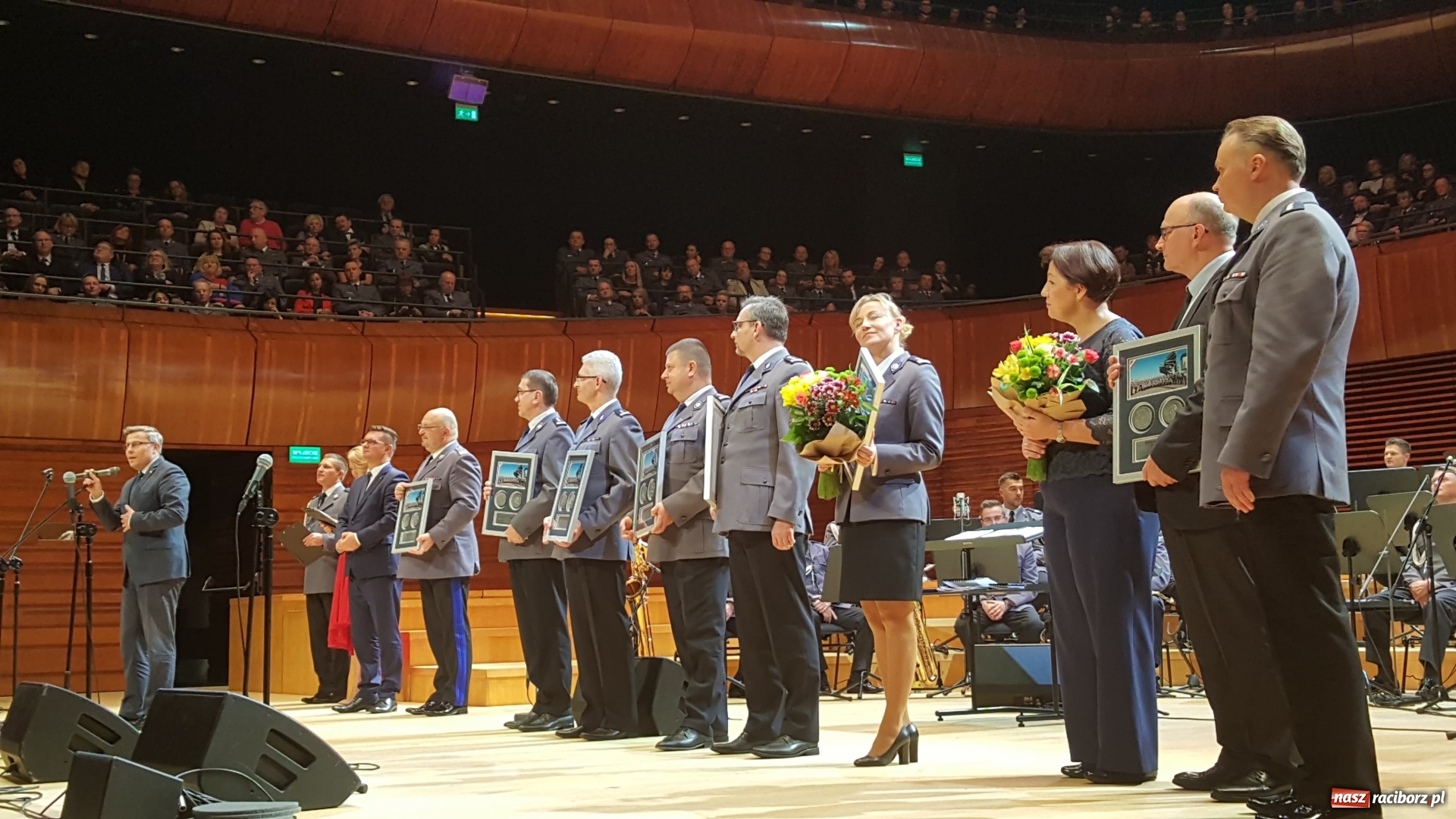 Zdjęcie w galerii na portalu naszraciborz.pl: 45 lat pod batutą. Jubileuszowy koncert orkiestry śląskiej policji z raciborskim Mirażem  wiadomości z regionu