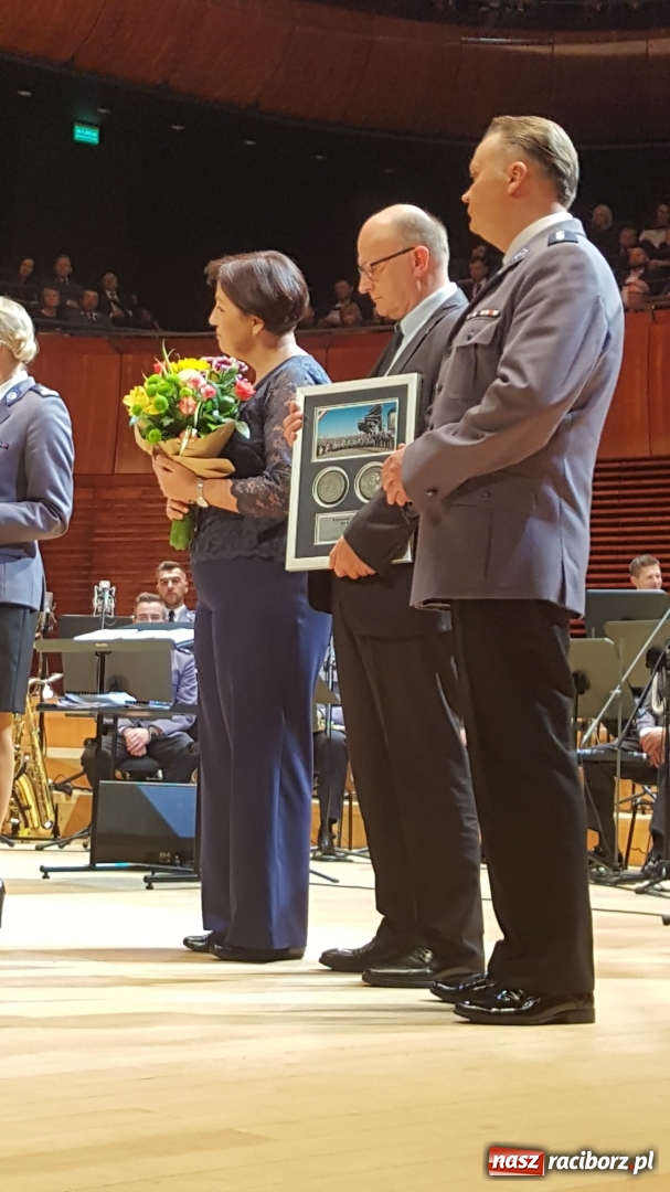 Zdjęcie w galerii na portalu naszraciborz.pl: 45 lat pod batutą. Jubileuszowy koncert orkiestry śląskiej policji z raciborskim Mirażem  wiadomości z regionu