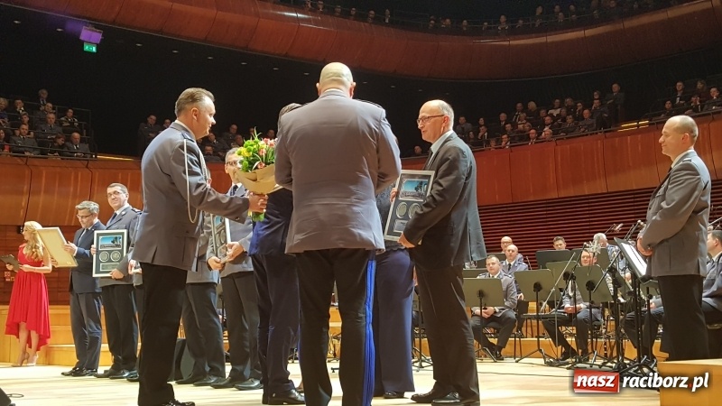 Zdjęcie w galerii na portalu naszraciborz.pl: 45 lat pod batutą. Jubileuszowy koncert orkiestry śląskiej policji z raciborskim Mirażem  wiadomości z regionu