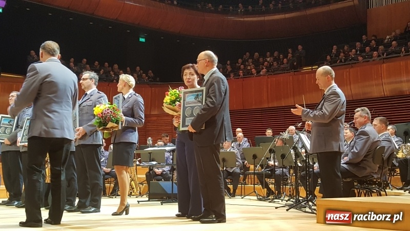 Zdjęcie w galerii na portalu naszraciborz.pl: 45 lat pod batutą. Jubileuszowy koncert orkiestry śląskiej policji z raciborskim Mirażem  wiadomości z regionu