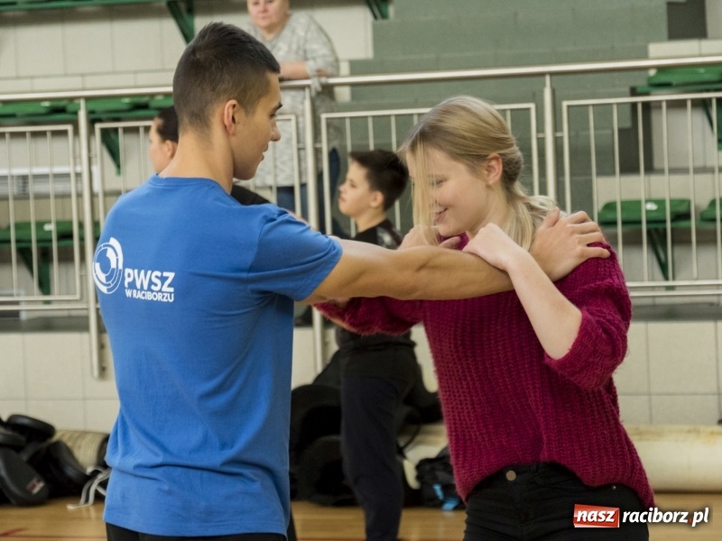 Zdjęcie w galerii na portalu naszraciborz.pl: Rozpoczął się maraton samoobrony Self Defense Expo w Arenie Rafako  wiadomości z regionu