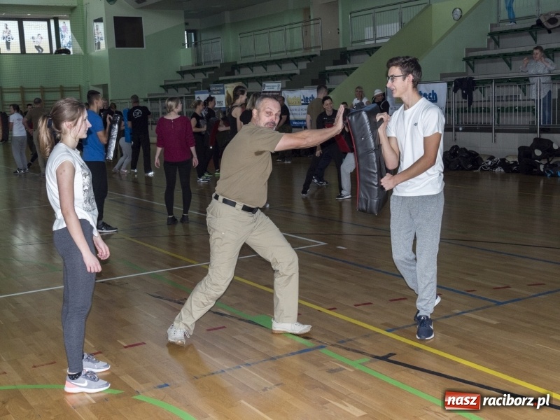 Zdjęcie w galerii na portalu naszraciborz.pl: Rozpoczął się maraton samoobrony Self Defense Expo w Arenie Rafako  wiadomości z regionu