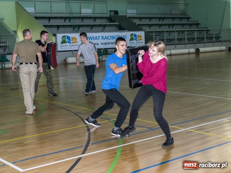Zdjęcie w galerii na portalu naszraciborz.pl: Rozpoczął się maraton samoobrony Self Defense Expo w Arenie Rafako  wiadomości z regionu
