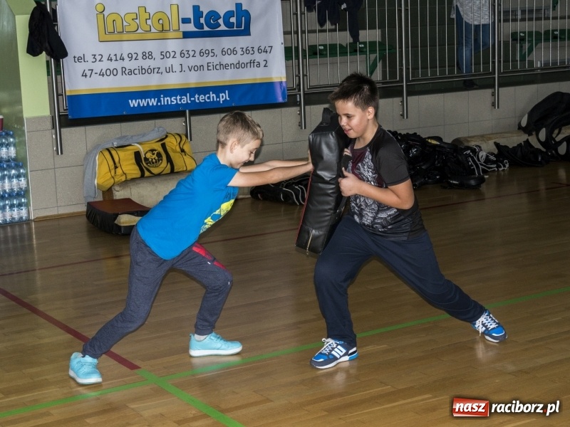 Zdjęcie w galerii na portalu naszraciborz.pl: Rozpoczął się maraton samoobrony Self Defense Expo w Arenie Rafako  wiadomości z regionu