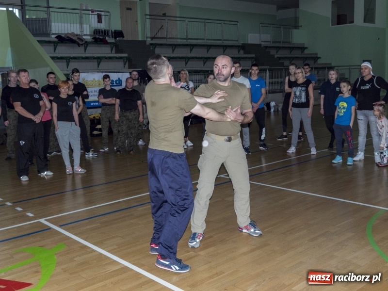 Zdjęcie w galerii na portalu naszraciborz.pl: Rozpoczął się maraton samoobrony Self Defense Expo w Arenie Rafako  wiadomości z regionu