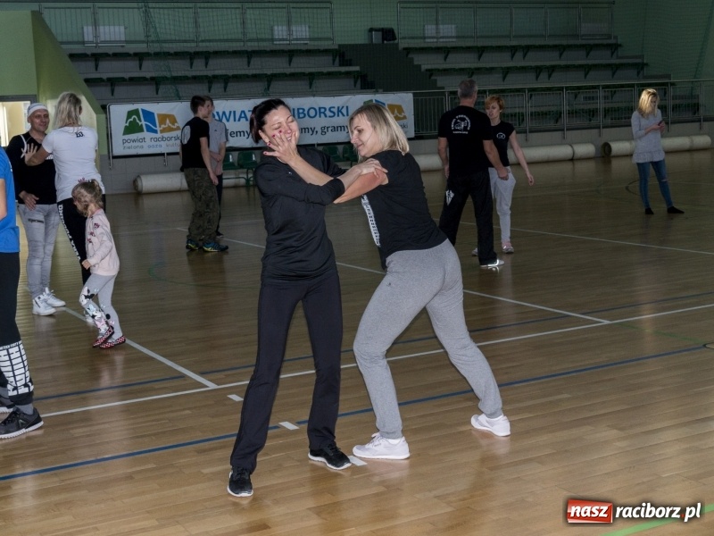 Zdjęcie w galerii na portalu naszraciborz.pl: Rozpoczął się maraton samoobrony Self Defense Expo w Arenie Rafako  wiadomości z regionu