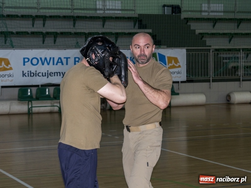 Zdjęcie w galerii na portalu naszraciborz.pl: Rozpoczął się maraton samoobrony Self Defense Expo w Arenie Rafako  wiadomości z regionu