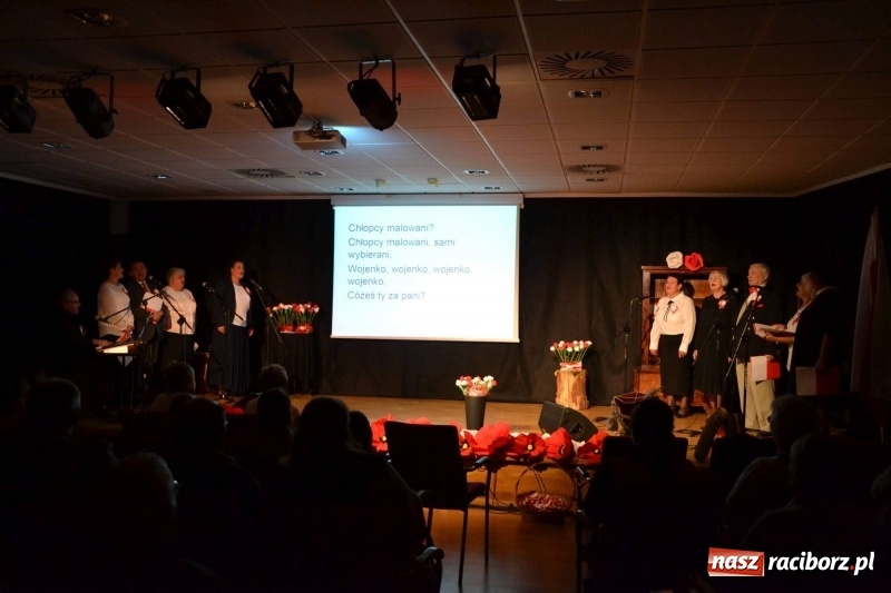 Zdjęcie w galerii na portalu naszraciborz.pl: Patriotyczny wieczór na raciborskim zamku  wiadomości z regionu