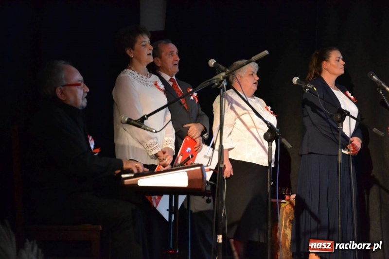 Zdjęcie w galerii na portalu naszraciborz.pl: Patriotyczny wieczór na raciborskim zamku  wiadomości z regionu