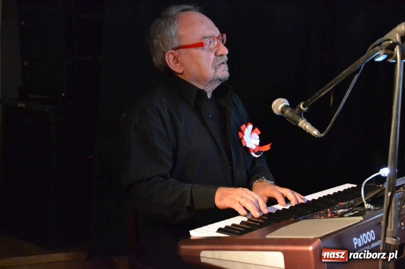 Zdjęcie w galerii na portalu naszraciborz.pl: Patriotyczny wieczór na raciborskim zamku  wiadomości z regionu