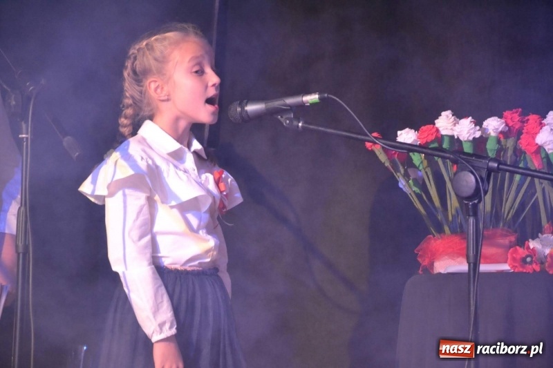 Zdjęcie w galerii na portalu naszraciborz.pl: Patriotyczny wieczór na raciborskim zamku  wiadomości z regionu