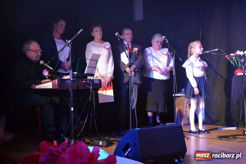 Zdjęcie w galerii na portalu naszraciborz.pl: Patriotyczny wieczór na raciborskim zamku  wiadomości z regionu