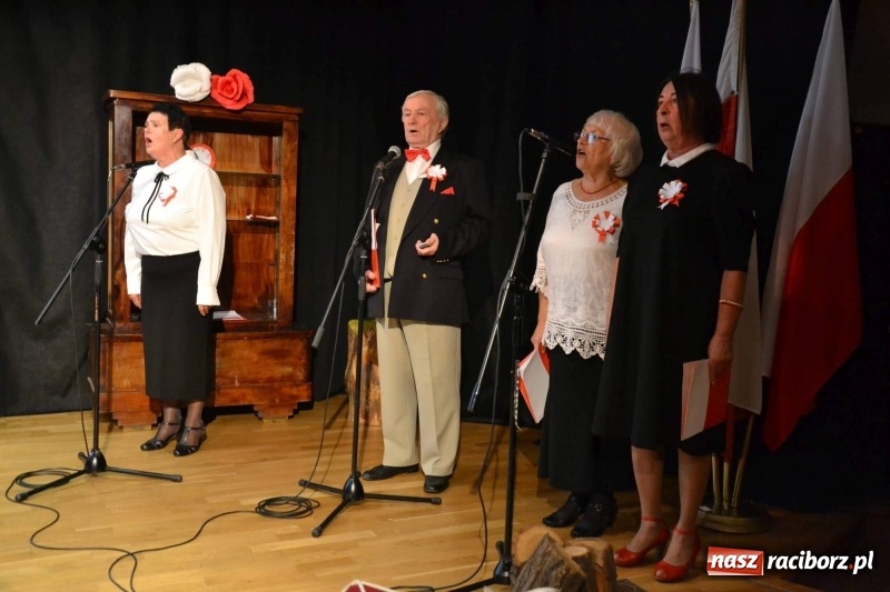 Zdjęcie w galerii na portalu naszraciborz.pl: Patriotyczny wieczór na raciborskim zamku  wiadomości z regionu