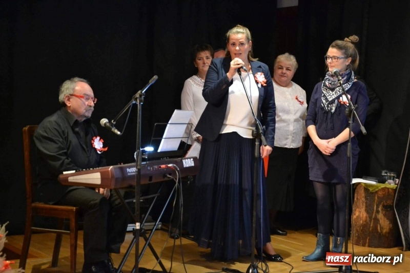 Zdjęcie w galerii na portalu naszraciborz.pl: Patriotyczny wieczór na raciborskim zamku  wiadomości z regionu