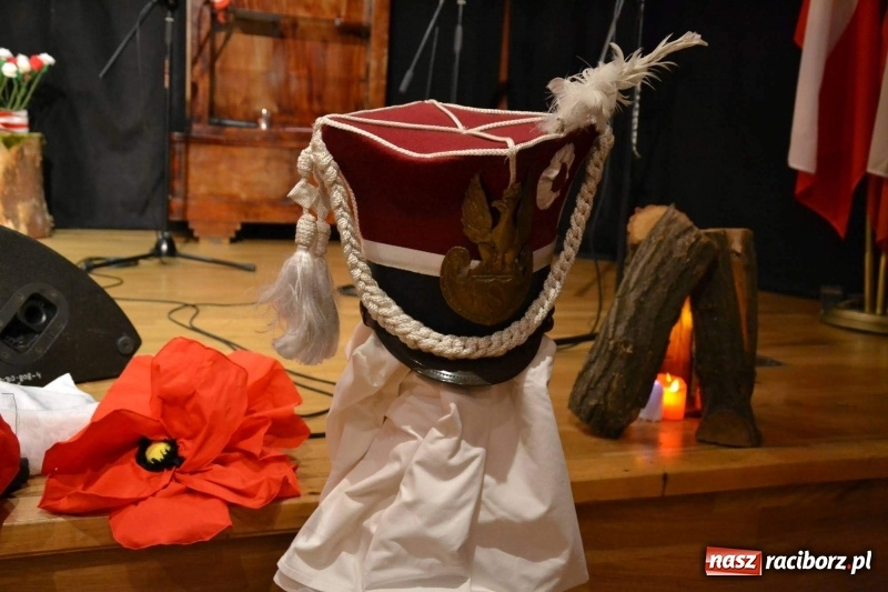 Zdjęcie w galerii na portalu naszraciborz.pl: Patriotyczny wieczór na raciborskim zamku  wiadomości z regionu