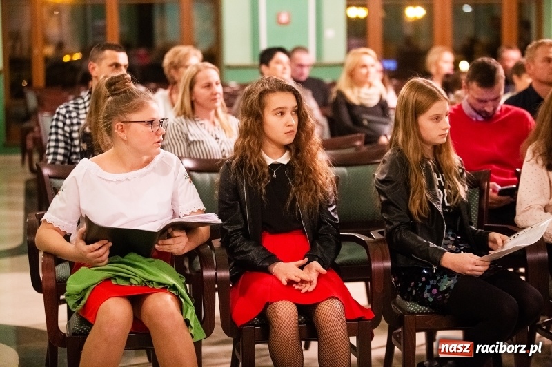 Zdjęcie w galerii na portalu naszraciborz.pl: Koncert Jesienny w wykonaniu wokalistów Studia Muzyki, Piosenki i Teatru ARS  wiadomości z regionu