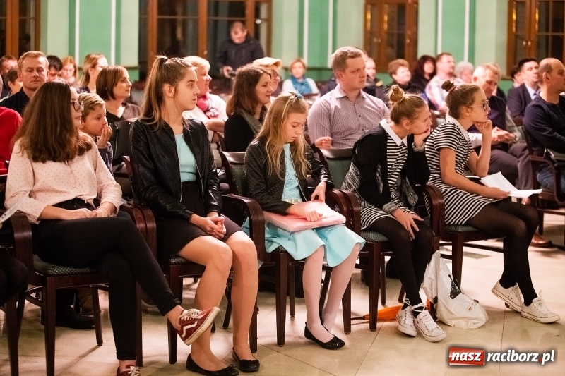 Zdjęcie w galerii na portalu naszraciborz.pl: Koncert Jesienny w wykonaniu wokalistów Studia Muzyki, Piosenki i Teatru ARS  wiadomości z regionu