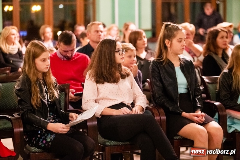 Zdjęcie w galerii na portalu naszraciborz.pl: Koncert Jesienny w wykonaniu wokalistów Studia Muzyki, Piosenki i Teatru ARS  wiadomości z regionu