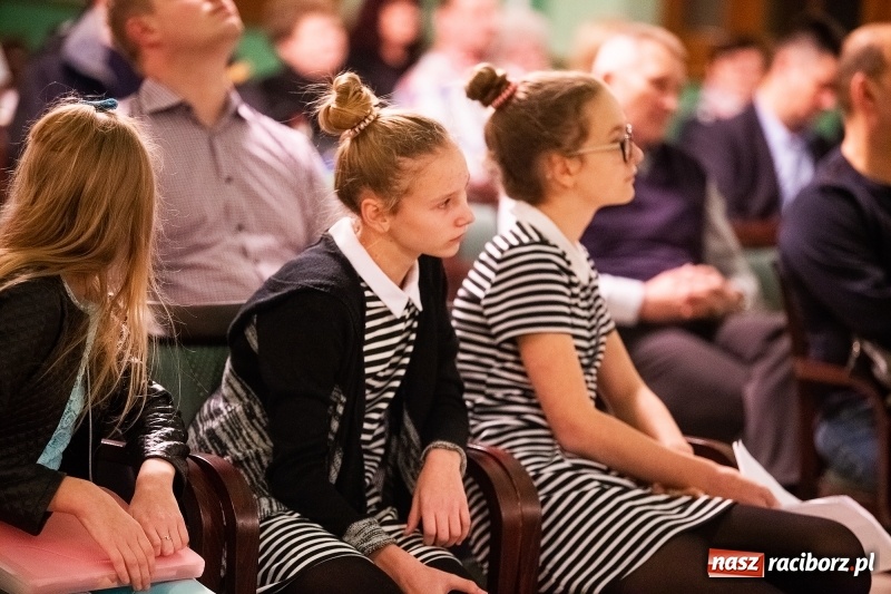 Zdjęcie w galerii na portalu naszraciborz.pl: Koncert Jesienny w wykonaniu wokalistów Studia Muzyki, Piosenki i Teatru ARS  wiadomości z regionu