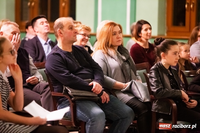 Zdjęcie w galerii na portalu naszraciborz.pl: Koncert Jesienny w wykonaniu wokalistów Studia Muzyki, Piosenki i Teatru ARS  wiadomości z regionu