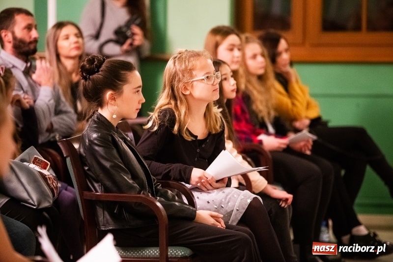 Zdjęcie w galerii na portalu naszraciborz.pl: Koncert Jesienny w wykonaniu wokalistów Studia Muzyki, Piosenki i Teatru ARS  wiadomości z regionu