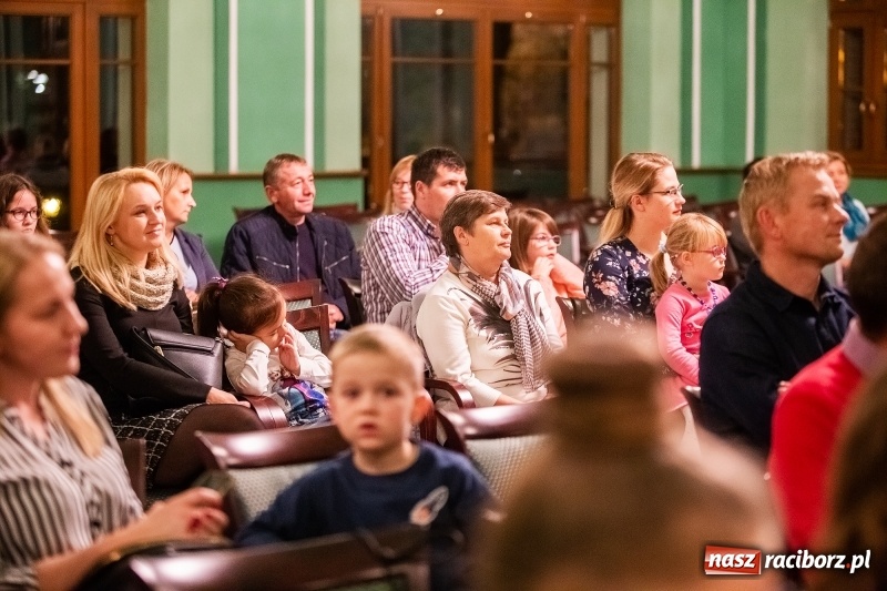 Zdjęcie w galerii na portalu naszraciborz.pl: Koncert Jesienny w wykonaniu wokalistów Studia Muzyki, Piosenki i Teatru ARS  wiadomości z regionu