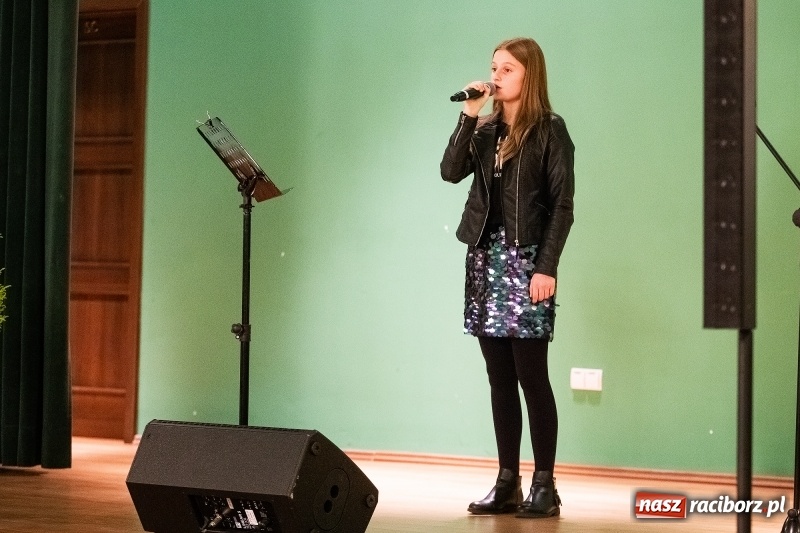 Zdjęcie w galerii na portalu naszraciborz.pl: Koncert Jesienny w wykonaniu wokalistów Studia Muzyki, Piosenki i Teatru ARS  wiadomości z regionu