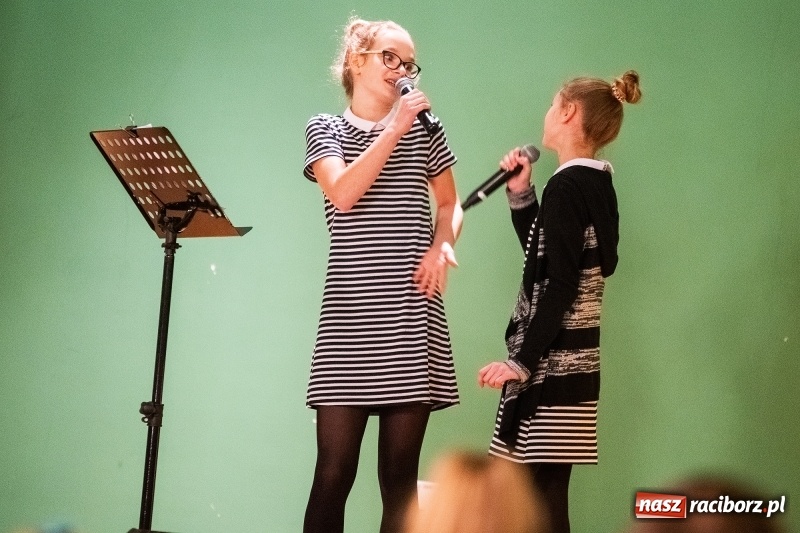 Zdjęcie w galerii na portalu naszraciborz.pl: Koncert Jesienny w wykonaniu wokalistów Studia Muzyki, Piosenki i Teatru ARS  wiadomości z regionu