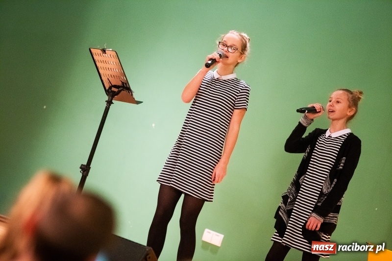 Zdjęcie w galerii na portalu naszraciborz.pl: Koncert Jesienny w wykonaniu wokalistów Studia Muzyki, Piosenki i Teatru ARS  wiadomości z regionu