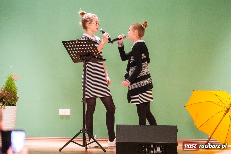 Zdjęcie w galerii na portalu naszraciborz.pl: Koncert Jesienny w wykonaniu wokalistów Studia Muzyki, Piosenki i Teatru ARS  wiadomości z regionu