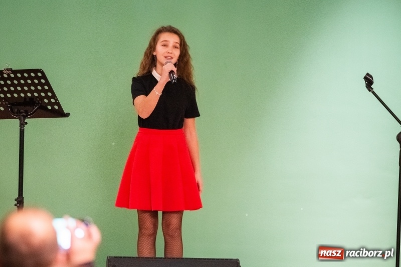 Zdjęcie w galerii na portalu naszraciborz.pl: Koncert Jesienny w wykonaniu wokalistów Studia Muzyki, Piosenki i Teatru ARS  wiadomości z regionu