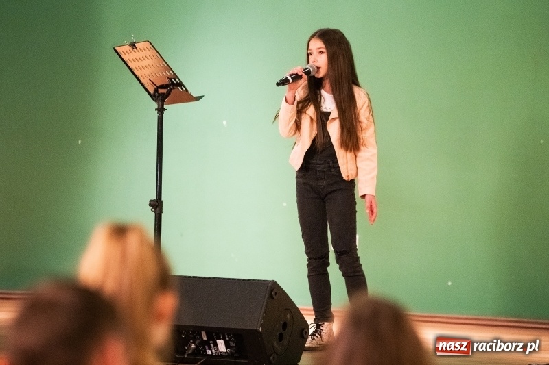 Zdjęcie w galerii na portalu naszraciborz.pl: Koncert Jesienny w wykonaniu wokalistów Studia Muzyki, Piosenki i Teatru ARS  wiadomości z regionu