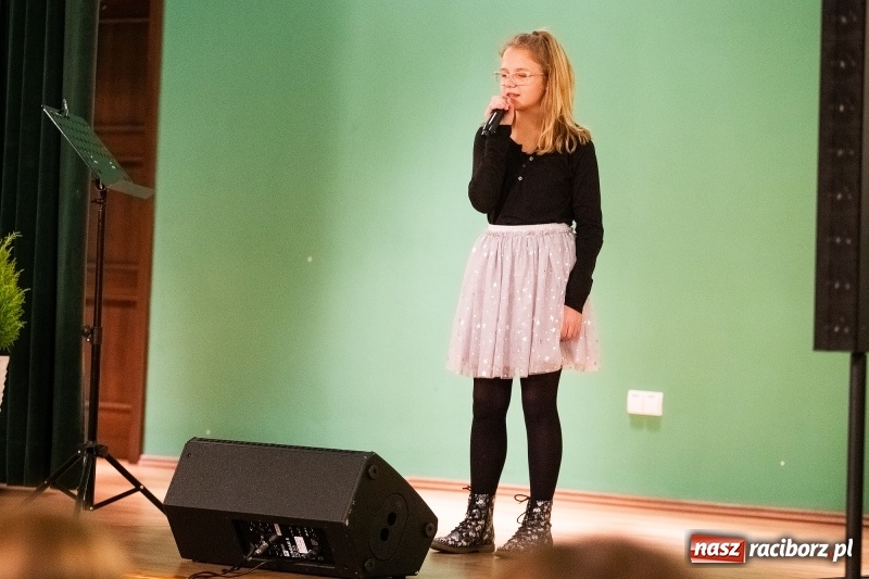 Zdjęcie w galerii na portalu naszraciborz.pl: Koncert Jesienny w wykonaniu wokalistów Studia Muzyki, Piosenki i Teatru ARS  wiadomości z regionu