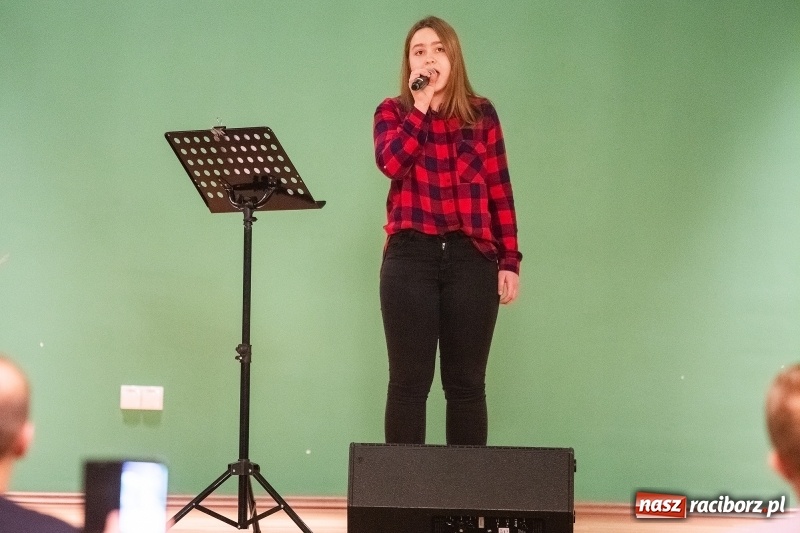 Zdjęcie w galerii na portalu naszraciborz.pl: Koncert Jesienny w wykonaniu wokalistów Studia Muzyki, Piosenki i Teatru ARS  wiadomości z regionu