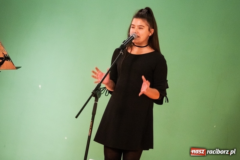 Zdjęcie w galerii na portalu naszraciborz.pl: Koncert Jesienny w wykonaniu wokalistów Studia Muzyki, Piosenki i Teatru ARS  wiadomości z regionu