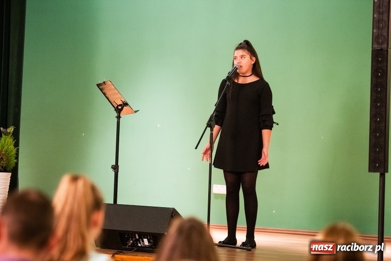 Zdjęcie w galerii na portalu naszraciborz.pl: Koncert Jesienny w wykonaniu wokalistów Studia Muzyki, Piosenki i Teatru ARS  wiadomości z regionu