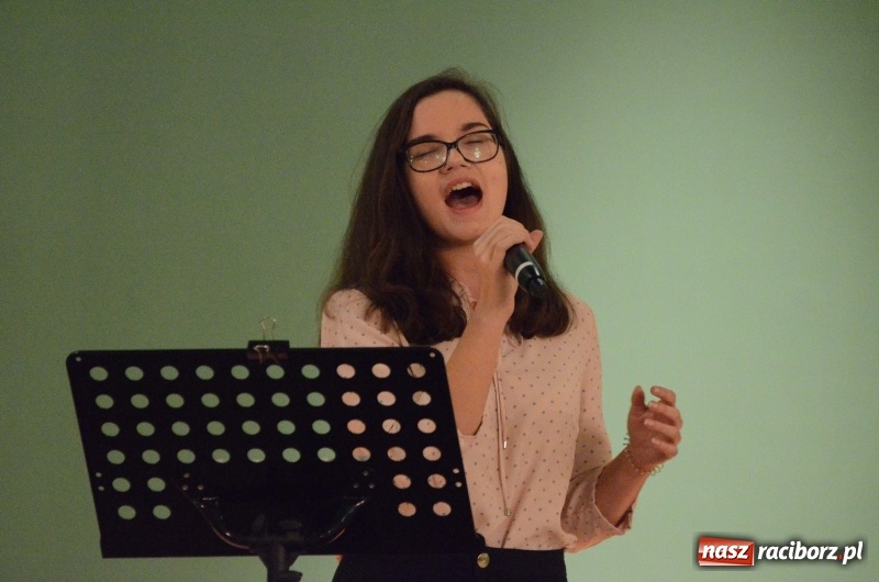 Zdjęcie w galerii na portalu naszraciborz.pl: Koncert Jesienny w wykonaniu wokalistów Studia Muzyki, Piosenki i Teatru ARS  wiadomości z regionu