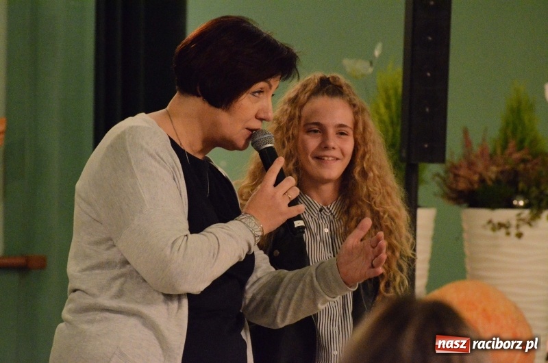 Zdjęcie w galerii na portalu naszraciborz.pl: Koncert Jesienny w wykonaniu wokalistów Studia Muzyki, Piosenki i Teatru ARS  wiadomości z regionu