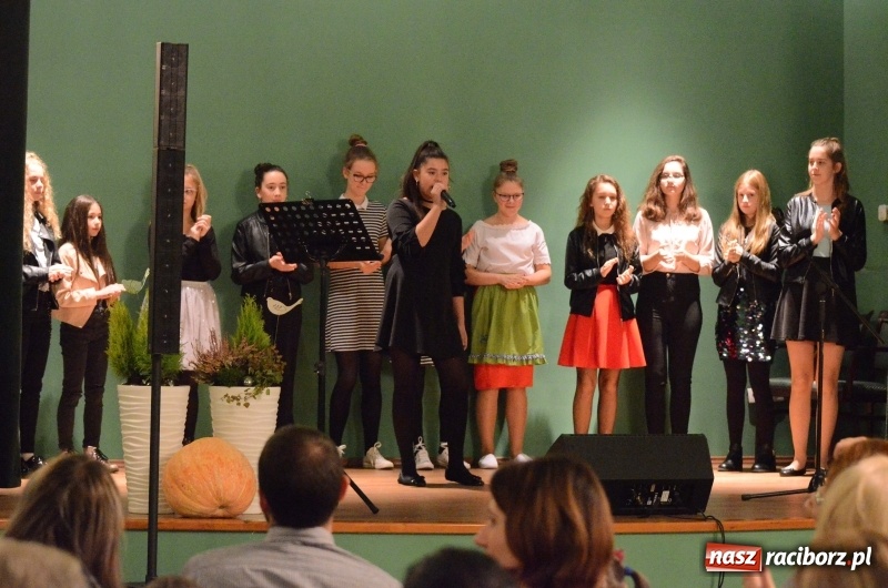 Zdjęcie w galerii na portalu naszraciborz.pl: Koncert Jesienny w wykonaniu wokalistów Studia Muzyki, Piosenki i Teatru ARS  wiadomości z regionu