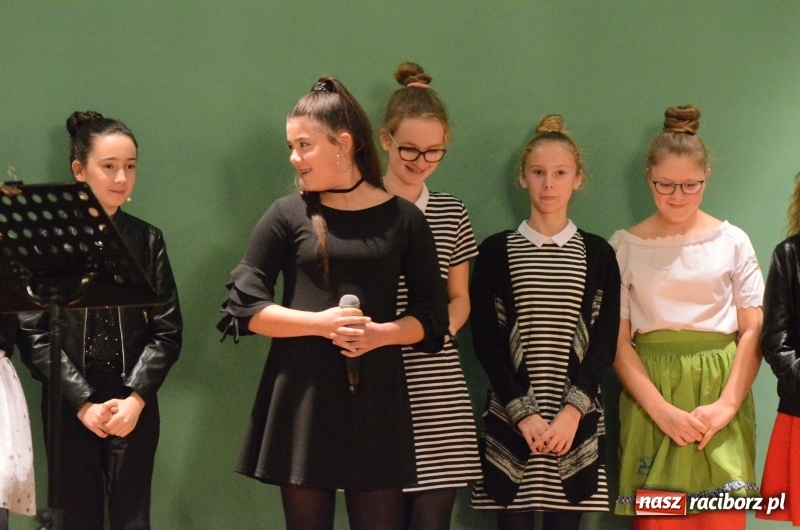 Zdjęcie w galerii na portalu naszraciborz.pl: Koncert Jesienny w wykonaniu wokalistów Studia Muzyki, Piosenki i Teatru ARS  wiadomości z regionu