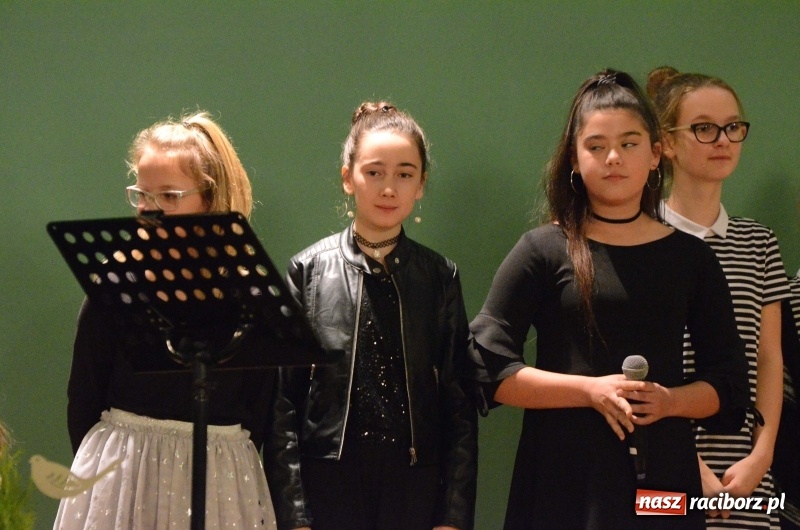 Zdjęcie w galerii na portalu naszraciborz.pl: Koncert Jesienny w wykonaniu wokalistów Studia Muzyki, Piosenki i Teatru ARS  wiadomości z regionu