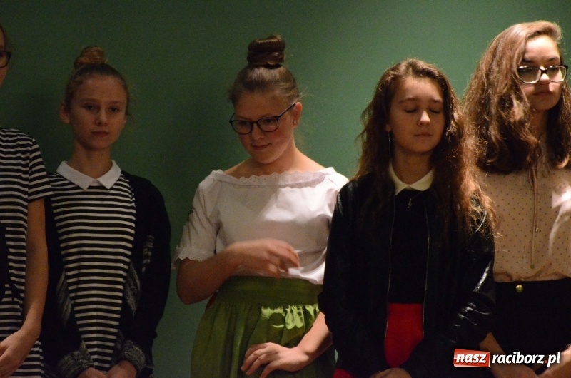 Zdjęcie w galerii na portalu naszraciborz.pl: Koncert Jesienny w wykonaniu wokalistów Studia Muzyki, Piosenki i Teatru ARS  wiadomości z regionu