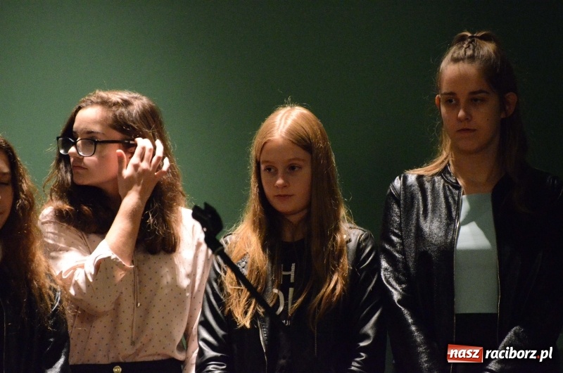 Zdjęcie w galerii na portalu naszraciborz.pl: Koncert Jesienny w wykonaniu wokalistów Studia Muzyki, Piosenki i Teatru ARS  wiadomości z regionu