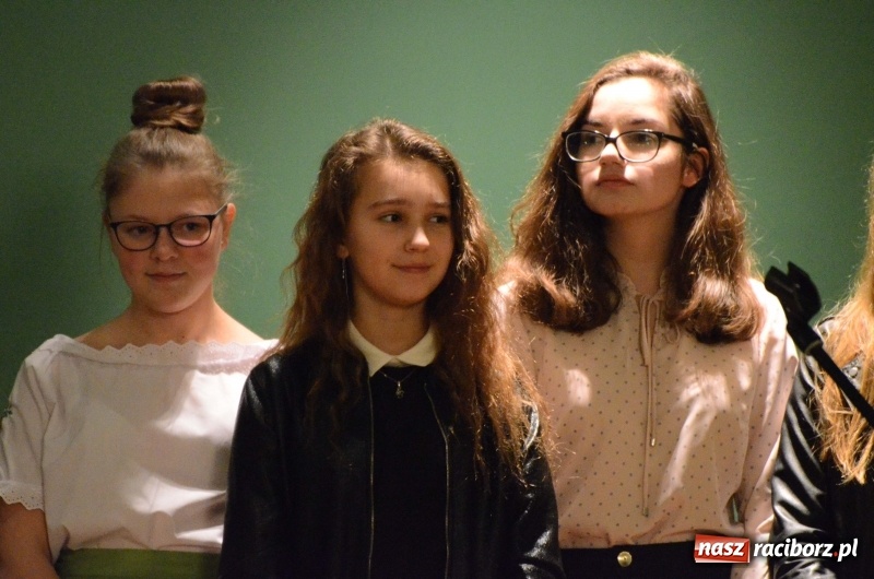 Zdjęcie w galerii na portalu naszraciborz.pl: Koncert Jesienny w wykonaniu wokalistów Studia Muzyki, Piosenki i Teatru ARS  wiadomości z regionu