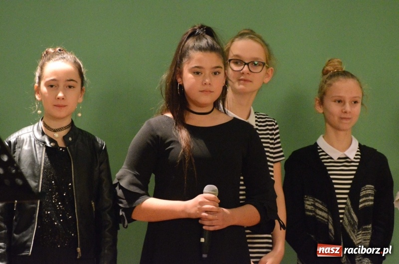 Zdjęcie w galerii na portalu naszraciborz.pl: Koncert Jesienny w wykonaniu wokalistów Studia Muzyki, Piosenki i Teatru ARS  wiadomości z regionu