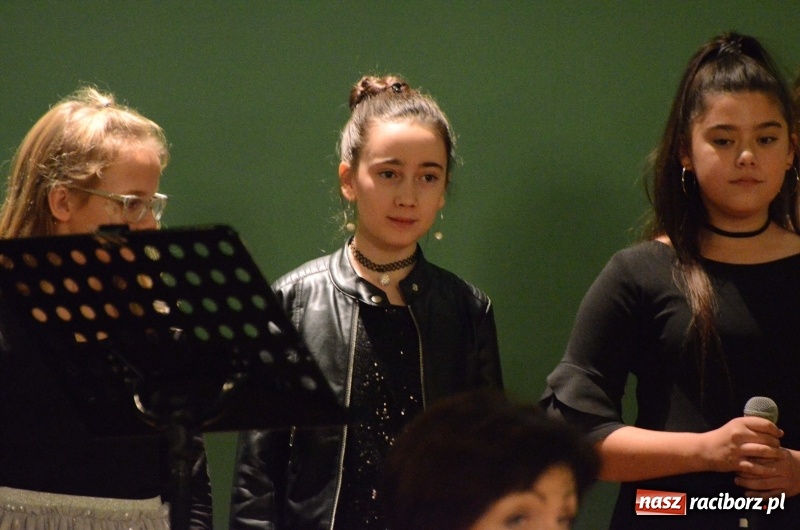 Zdjęcie w galerii na portalu naszraciborz.pl: Koncert Jesienny w wykonaniu wokalistów Studia Muzyki, Piosenki i Teatru ARS  wiadomości z regionu