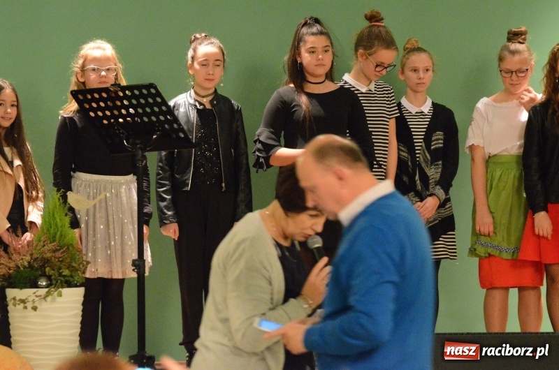 Zdjęcie w galerii na portalu naszraciborz.pl: Koncert Jesienny w wykonaniu wokalistów Studia Muzyki, Piosenki i Teatru ARS  wiadomości z regionu