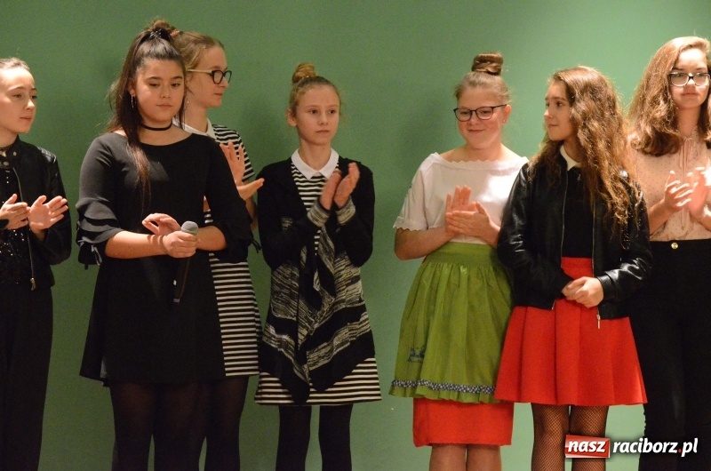 Zdjęcie w galerii na portalu naszraciborz.pl: Koncert Jesienny w wykonaniu wokalistów Studia Muzyki, Piosenki i Teatru ARS  wiadomości z regionu