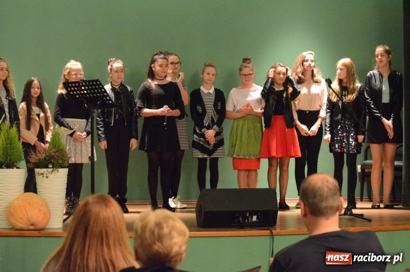 Zdjęcie w galerii na portalu naszraciborz.pl: Koncert Jesienny w wykonaniu wokalistów Studia Muzyki, Piosenki i Teatru ARS  wiadomości z regionu