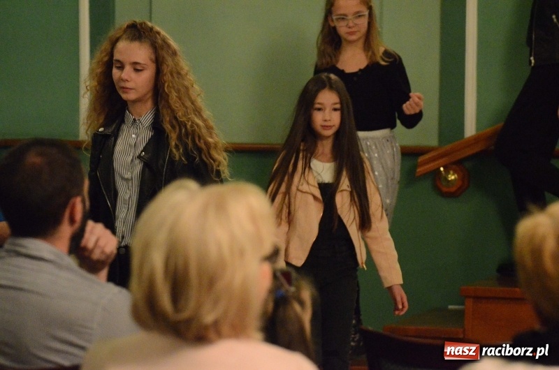 Zdjęcie w galerii na portalu naszraciborz.pl: Koncert Jesienny w wykonaniu wokalistów Studia Muzyki, Piosenki i Teatru ARS  wiadomości z regionu